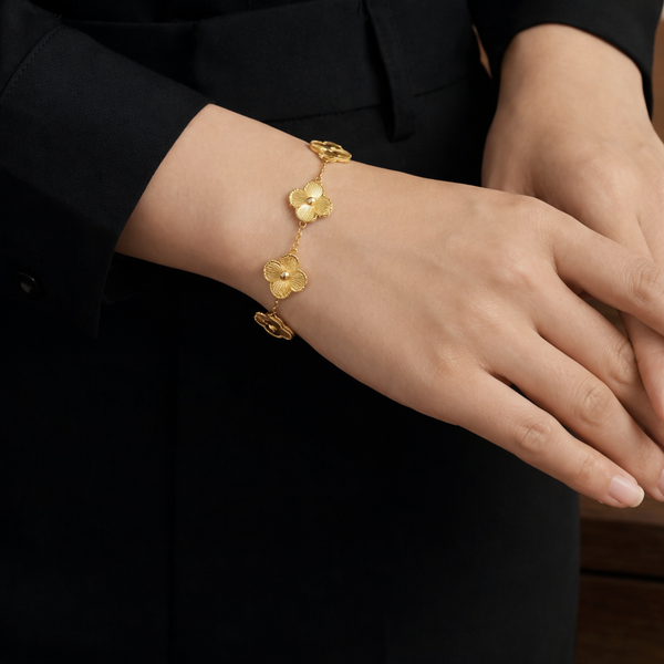 Elegance Golden Clover Bracelet