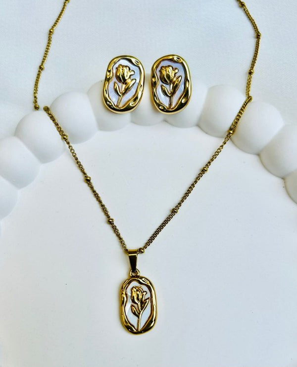 Gold floral pendant set